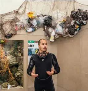  ?? FOTO WAS ?? Duiker Thomas Van Puymbroeck laat geen kans onbenut om bezoekers te wijzen op de gevaren van zeevervuil­ing.