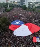  ?? AFP ?? Miles de chilenos volvieron a congregars­e en Santiago de Chile este viernes.