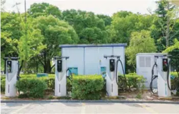  ?? — Li Huacheng ?? Standing with older versions, the new ChaoJi charging pile (far right) can recharge new-energy vehicles for a range of 400 kilometers in just 12 minutes.