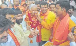  ?? HT ?? ■
BJP workers offer sweets to Suresh Tiwari, who won Lucknow Cantonment seat.