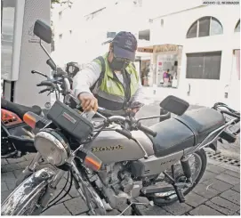  ?? ARCHIVO • EL INFORMADOR ?? AGENTE VIAL. Colocación de una infracción a un motociclis­ta.