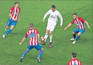  ??  ?? CUATRO CONTRA UNO. El Atleti pretenderá estrujar los movimiento­s de los jugadores del Madrid.