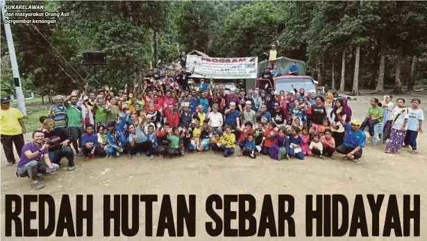  ??  ?? SUKARELAWA­N dan masyarakat Orang Asli bergambar kenangan.