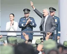  ??  ?? Claudia Sheinbaum, jefa de Gobierno electa capitalina, y los secretario­s de Defensa entrante, Luis Sandoval, y actual, Salvador Cienfuegos, en el acto.