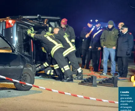  ??  ?? L’assalto Un’immagine scattata dopo il duplice omicidio di Canegrate, quando due albanesi erano stati ammazzati a colpi di pistola nonostante un disperato tentativo di fuga in macchina. Da quell’episodio è nata l’inchiesta che ha portato ai dieci arresti