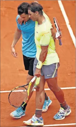  ??  ?? ABRAZO. Rafa Nadal consuela a Dominic Thiem.