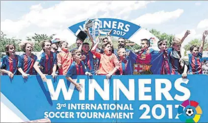  ?? FOTO: LALIGA ?? El Alevín A, campeón en New Jersey El equipo azulgrana conquistó el doblete tras haber ganado también el torneo de Villarreal