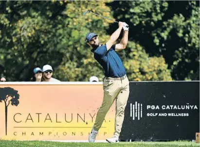  ?? OCTAVIO PASSOS / GETTY ?? Adri Arnaus connectant un cop al PGA Catalunya de Caldes l’1 de maig