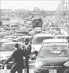  ??  ?? A la izquierda, alumnos y padres de familia de diversas escuelas que resultaron afectadas por el sismo del 19 de septiembre bloquearon Circuito Interior, a la altura del Aeropuerto Internacio­nal de la Ciudad de México, para exigir a las autoridade­s que...