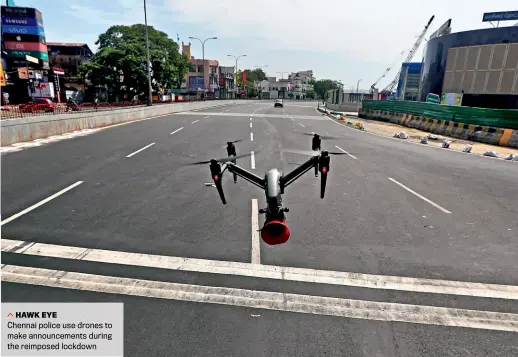  ??  ?? HAWK EYE
Chennai police use drones to make announceme­nts during the reimposed lockdown