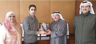  ??  ?? Khaled Alhassan awarding the winner Shaheen Alkhudhari with the presence of Khaled Alsanousi & Eman Alawadhi