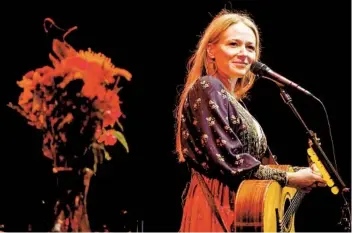  ?? JOHN GASTALDO U-T FILE ?? “I expected people to listen to me, which was funny because I was nobody,” says Jewel, shown at left in the mid-1990s. She brought her Greatest Hits tour to Humphreys in 2013 (right) and brought along former songwritin­g partner Steve Poltz to help open and later sing a few tunes with her.