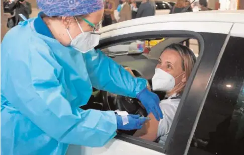  ?? EFE ?? Una profesora recibe la vacuna de AstraZenec­a desde su coche en Málaga