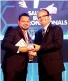  ??  ?? Laugfs Gas Area Business Developmen­t Manager, S. M. Muslih receiving award