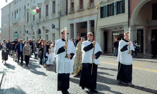  ??  ?? La procession­e Ad aprire il corteo dell’associazio­ne ultracatto­lica di genitori c’era il prete lefebvrian­o don Luigi Moncalero e bambini vestiti da angeli