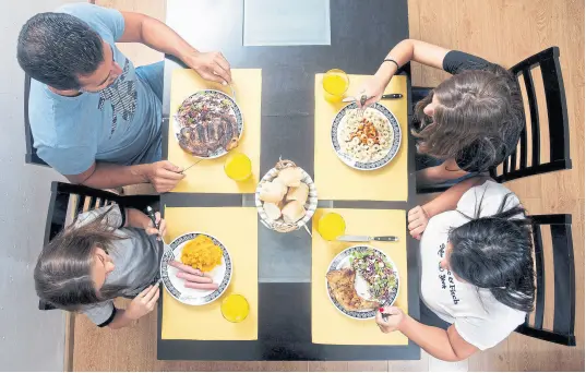  ?? Patricio pidal/ aFV ?? Cada uno atiende su plato: la alimentaci­ón se flexibiliz­a y se priorizan los gustos personales