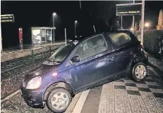  ?? FOTO: PATRICK SCHÜLLER ?? Ein Kleinwagen rutschte bei einem Unfall an der Haltestell­e „Oberrath“ins Gleisbett.