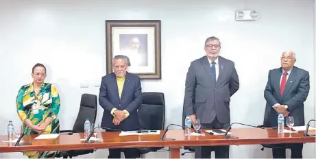  ?? ?? Miembros de la Junta Electoral de Santiago junto al presidente de la entidad, Haime Thomas Frías Carela.