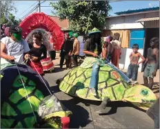  ?? FIRMA ZUHDI ALFAUZI/JAWA POS ?? MERIAH: Warga Desa Jatikalang, Krian, menaiki replika kurakura ketika karnaval akbar kemarin. Ada juga warga yang mengenakan pakaian adat dan bahan daur ulang.