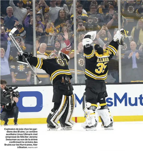  ?? PHOTO AFP ?? Explosion de joie chez les gardiens des Bruins. Le cerbère auxiliaire Linus Ullmark s’est empressé de féliciter Jeremy Swayman au son de la sirène confirmant la victoire des Bruins sur les Hurricanes, hier à Boston.