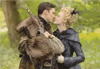  ?? ?? Amori imperiali. Caterina la Grande (Elle Fanning) e il consorte Peter (Nicholas Hoult)