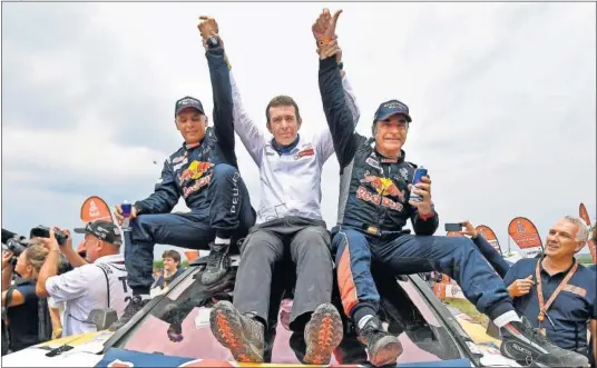  ??  ?? ALEGRÍA. Lucas Cruz, Bruno Famin (jefe de Peugeot) y Carlos Sainz celebran la victoria subidos al 3008 DKR Maxi que les llevó hasta Córdoba.