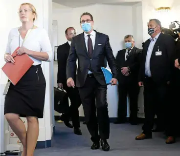  ?? FOTO: HELMUT FOHRINGER / AFP ?? Mit Maske: Der frühere Vizekanzle­r und FPÖ-Chef Heinz-Christian Strache.