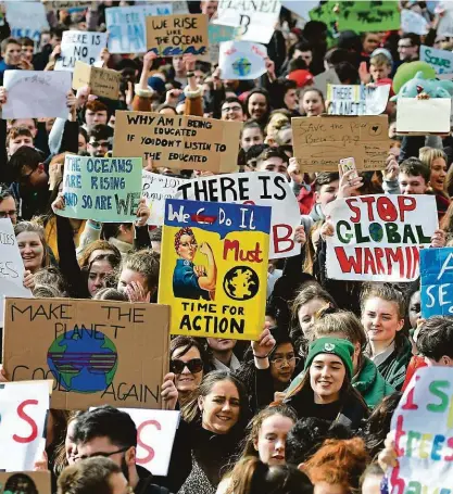  ?? FOTO PROFIMEDIA ?? Dejte šanci zelené! Jsme tady a neodejdeme, dokud nás nevyslyšít­e... (Studentská klimatická stávka, Dublin, 15. březen 2019).