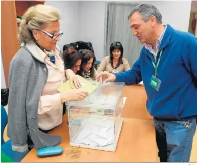  ?? E. D. C. ?? Un hombre introduce su voto en las elecciones del SAS en Córdoba.