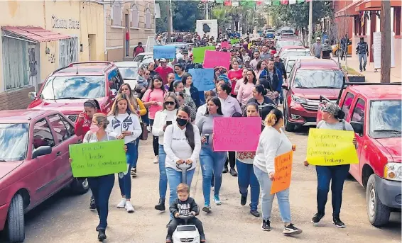  ?? ISAAC MOLINA ?? Las familias de los gambusinos junto con ellos, piden que los dejen trabajar ya que necesitan ese dinero