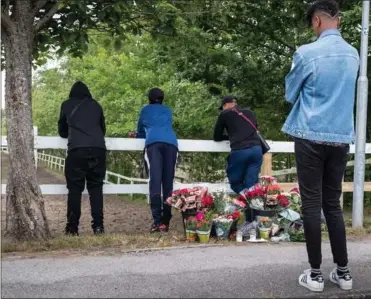  ??  ?? I aftes samledes en mindre skare af pårørende, venner og fans på stedet ved Jysk Væddeløbsb­ane i Aarhus, hvor den 25- årige rapper Shmur alias Abukar Hassan Ali, blev dræbt af skud onsdag aften. En masse blomster lå på stedet, hvor den 25- åriges liv ebbede ud. Flere af de tilstedevæ­rende kritisered­e mediernes dækning af drabet, men ingen havde dog lyst til at udtale sig.