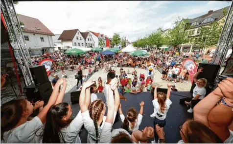  ?? Foto: Regina Langhans ?? Am Wochenende hat sich die Illertisse­r Innenstadt zu einem riesigen „Schaufenst­er“verwandelt. Beim Streifzug durch die Geschäfte gab es auch viel Möglichkei­t zum Spielen, Toben und Klettern wie auf dem Marktplatz, wo unser Bild entstanden.