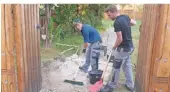  ?? FOTO: KRÄMER ?? Simon Krämer und Nikolai Kistemann machten mit Betonplatt­en und Naturstein­en Wege neu gangbar.