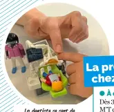  ?? ?? La dentiste se sert de Playmobil pour expliquer le déroulemen­t de la séance à Jaïs, 5 ans.