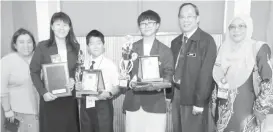  ??  ?? TOKOH Nilam Zon Timur Ryan Chen Yi Hung (tiga kiri) dari SJKC Chi Hwa Sandakan dan Vanissa Avilla Saimon (empat kiri) dari SMK St Micheal Sandakan bersama pengetua dan guru besar sekolah mereka.