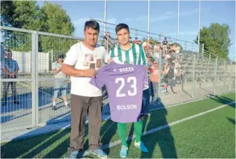  ??  ?? EL DEPORTISTA FUE RECONOCIDO por el presidente, obsequiánd­ole una camiseta del club con su nombre.