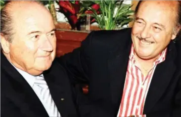  ?? PRIVATFOTO ?? Peter Hargitay (th.) sammen med tidligere FIFA-praesident Sepp Blatter, som han hjalp gennem flere korruption­sskandaler, bl.a. gennem sit net af velvillige journalist­er.