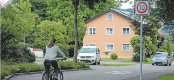  ?? FOTO: MARIA LUISE STÜBNER ?? Ist in der Praxis nicht leicht einzuhalte­n: Tempo 10 im Friedhofwe­g.