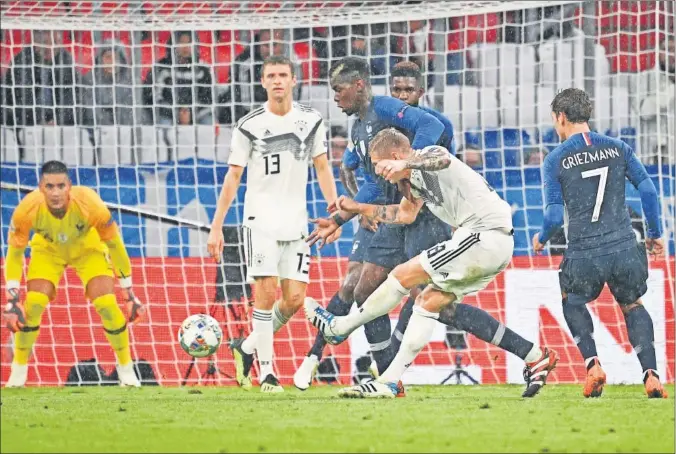  ??  ?? PELIGRO GERMANO. Kroos dispara ante Areola en una de las numerosas ocasiones que tuvo Alemania durante su partido de ayer contra Francia.