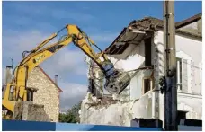  ??  ?? Le chantier immobilier rue de la Station passe par des démolition­s.