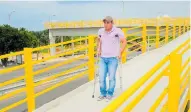  ??  ?? Un hombre cruza uno de los puentes peatonales construido­s en la Vía al Mar con el proyecto de la ANI.