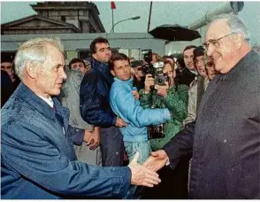  ?? Foto: dpa ?? Historisch­er Moment: Am
22. Dezember 1989 wird das Brandenbur­ger Tor wieder geöffnet. Hans Modrow (l.), damals Ministerpr­äsident der DDR, empfängt den damaligen Kanzler Helmut Kohl auf der Ostseite.