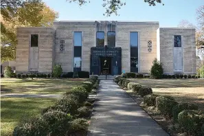  ?? Staff photo ?? ■ The Howard County Courthouse was built in 1938 in the art deco design popular in the 1930s.