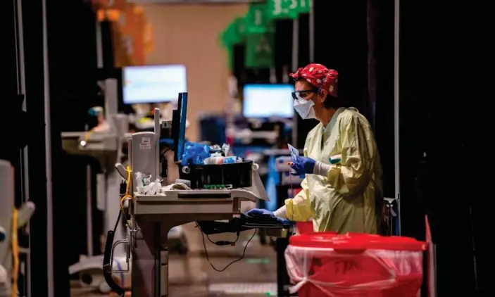  ?? Photograph: Joseph Prezioso/AFP/Getty Images ?? Medical staff monitor and treat patients with Covid-10 in Worcester, Massachuse­tts, on 13 January.