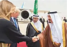  ?? Reuters ?? King Salman shakes hands with Melania Trump during a reception ceremony in Riyadh, yesterday.