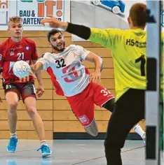  ?? Foto: Thorsten Jordan (Archivbild) ?? Kurios war das letzte Saisonspie­l der Landsberge­r Handballer (am Ball Kai Roth) bei der SG Kempten/Kottern.