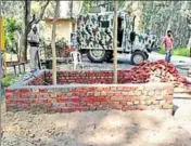  ?? HT PHOTO ?? Constructi­on is on to further improve the second line of defence along the border region near Amritsar on Thursday.