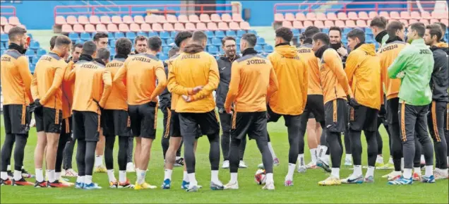  ?? ?? Bordalás da una charla a sus jugadores antes del entrenamie­nto del Getafe.