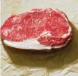  ?? Foto: dpa ?? Das Steak kommt erst mal roh in den Backofen.