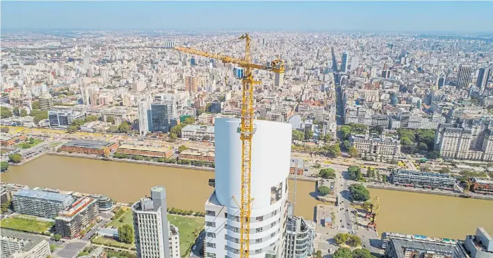  ?? MARIO QUINTEROS ?? La argentina más alta. Alvear Tower, en Puerto Madero, estará terminada este año y tendrá el récord de altura nacional y será la más alta de viviendas de Sudamérica.